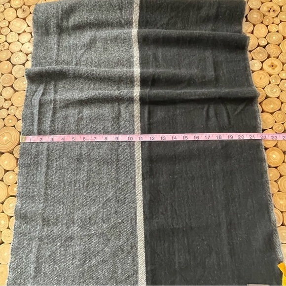 Hickey Freeman Black/Gray Center Stripe Double-Face 100% Cashmere Scarf $125 NWT - Picture 9 of 9